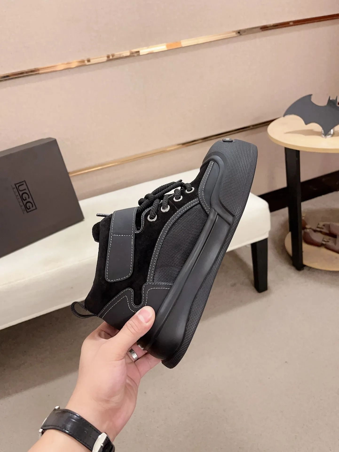 Factory Price: 380 Men's Men's Shoes💰North American Men's Shoes Ugg ☃️In the special sale of new high-quality men's shoes and snow boots in autumn and winter, the nemesis of extreme cold weather! Made of cowhide leather, merino wool lining, and original outsole, whether driving, outdoor or daily wear, there is always one that suits you! Code number 39-44